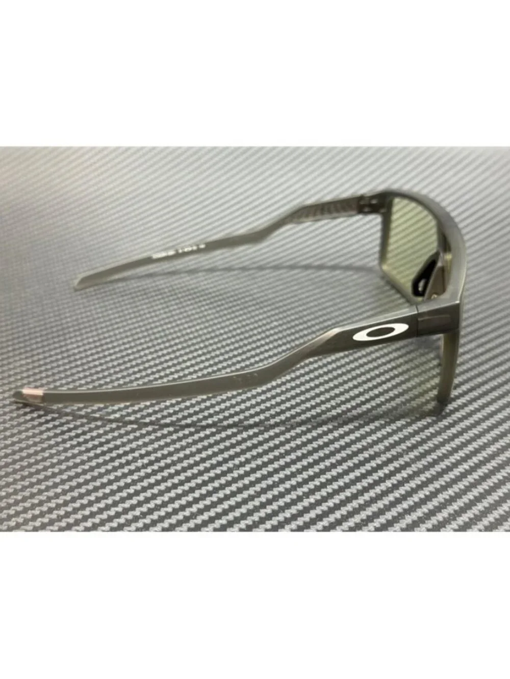 New Oakley Men Matte Grey Smoke Sunglasses 61-9-146
